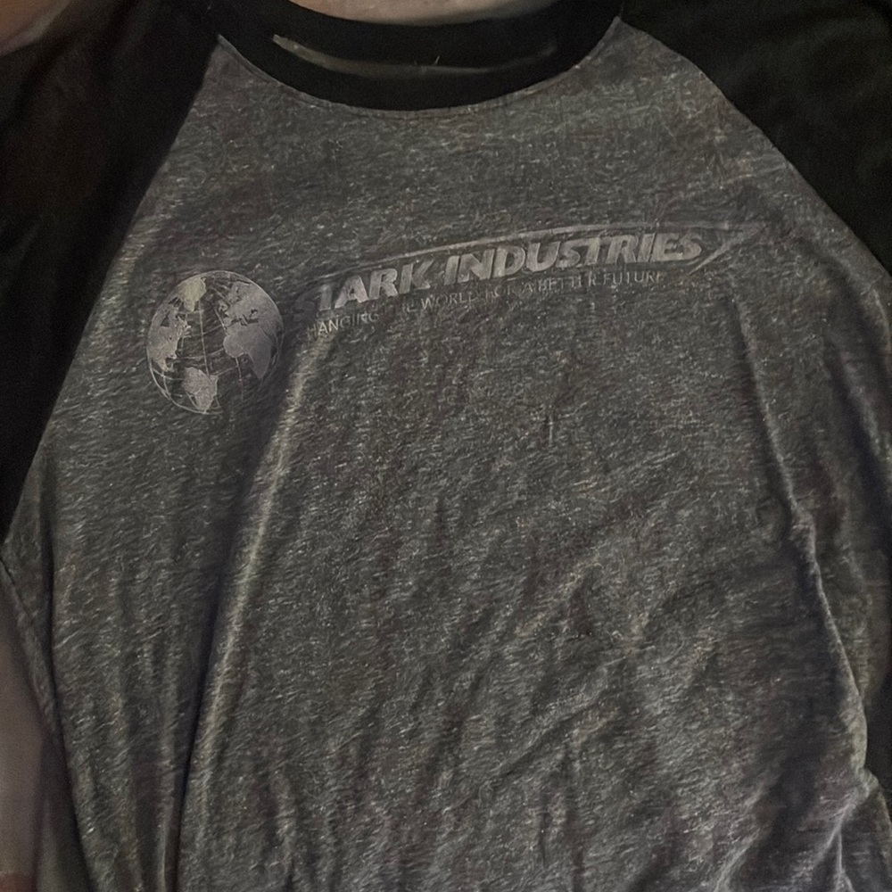 grey long sleeve shirt